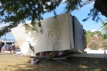 Un camión vuelca en el acceso a Telde desde la GC-1/TA.